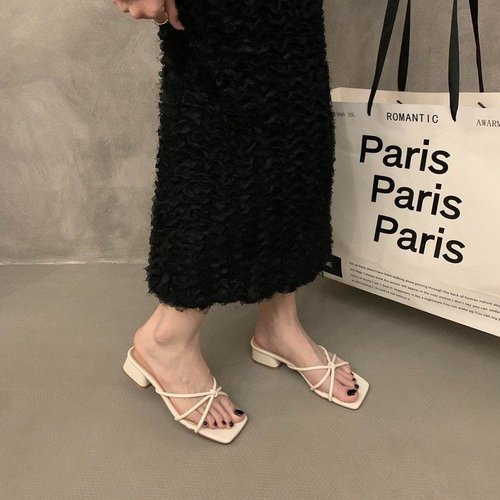 French-style children's small cool slippers for summer 2025, outdoor wear, everyday versatile flat one-piece outdoor slippers for women