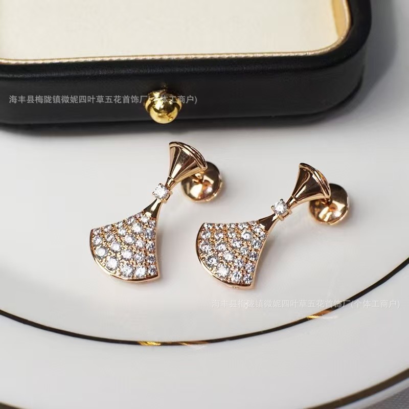 V ゴールド スカート シェイプ イヤリング レディース 18K ローズゴールドメッキ ダイヤモンドとマザーオブパール カーネリアン シェイプ イヤリング|undefined