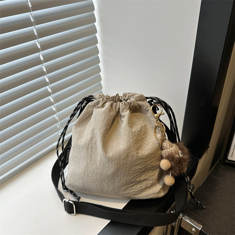 Bolsa de cubo de nylon super caliente para mujeres 2024 nueva moda de verano para estudiantes de clase bolso de hombro mochila