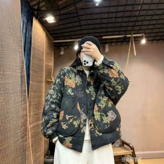 琪镌绘制冬季新款韩版宽松复古时尚印花翻领大口袋棉衣外套棉服女