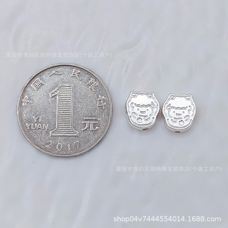 999 pure silver cartoon-style simple drawing of a little sheep, used as a charm bead or spacer bead for handmade DIY braided bracelets, pure silver sheep zodiac accessory