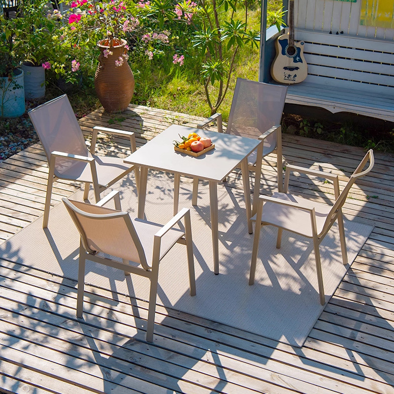 Mesa y silla de patio al aire libre, madera plástica, casa nórdica, patio al aire libre, jardín al aire libre, balcón, combinación de terraza de ocio