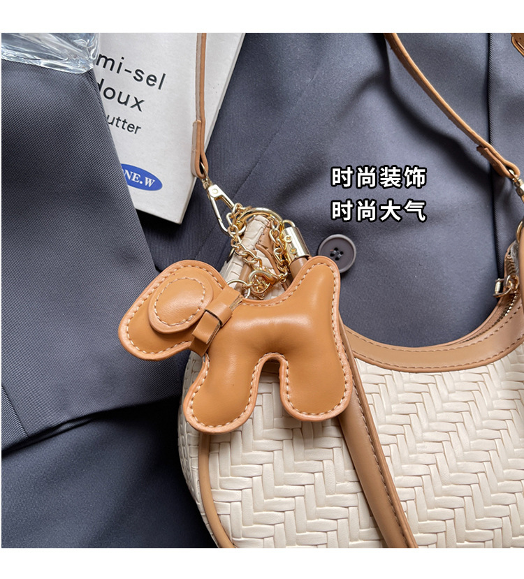 This is a new, trendy and fashionable, simple and retro commuting bag for women in 2025, featuring a soft leather bag with a high-quality texture undefined