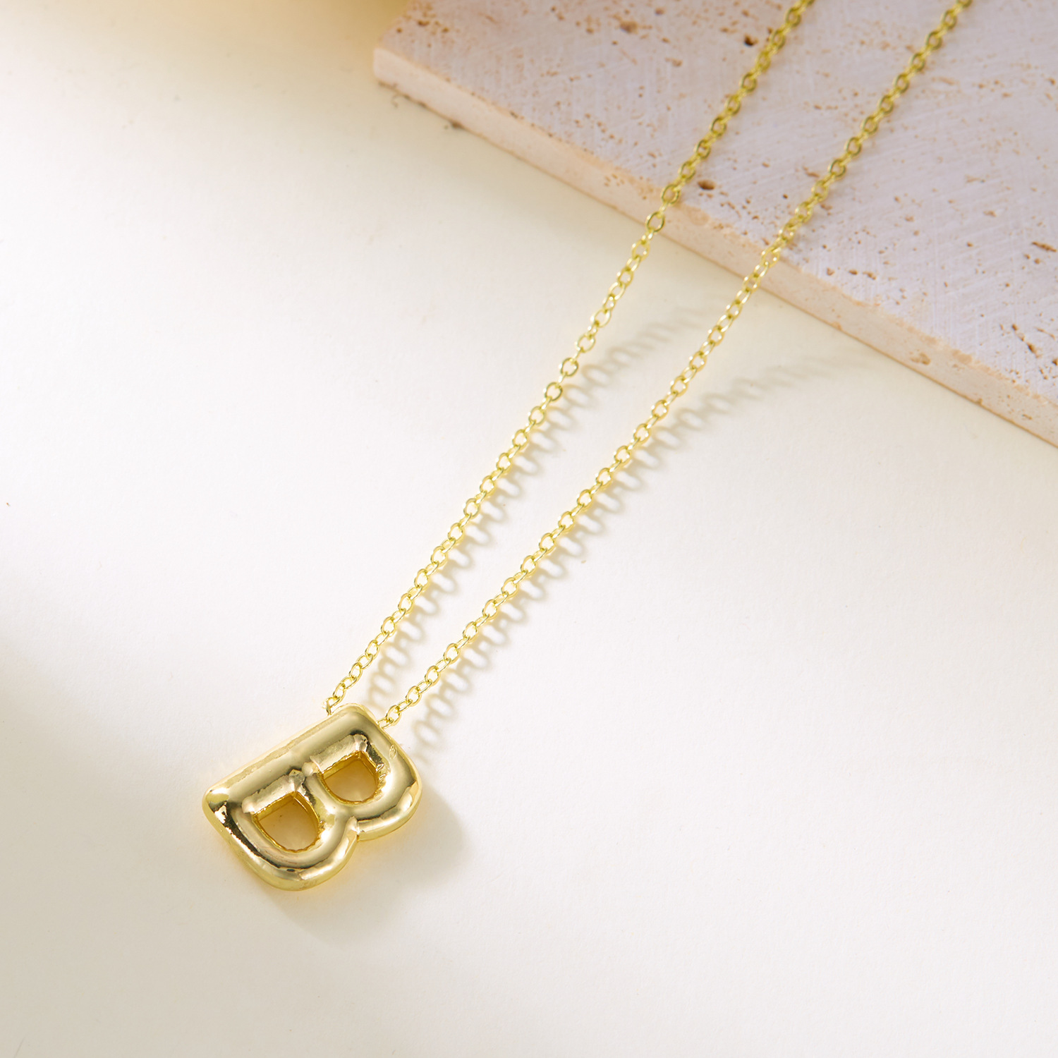 Collier avec pendentif lettre initiale style ballon original_voghion.com