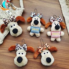 かわいいぬいぐるみのヒョウ柄の子犬の人形は秋冬のカップルのセーターを飾っています。