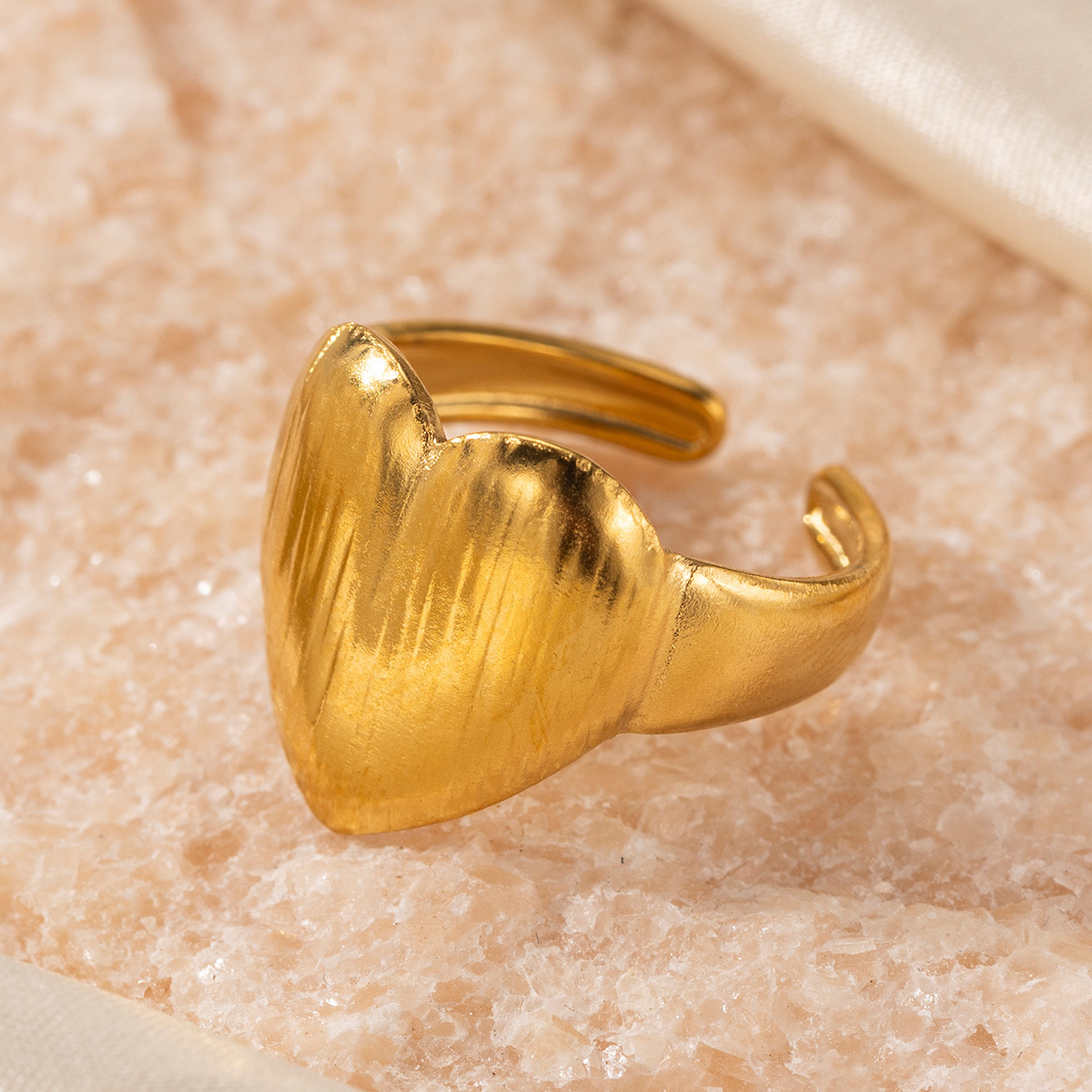 Taena anillo de acero inoxidable europeo y americano femenino no se desvanece, amor irregular, patrón de martillo, anillo de acero de titanio, joyería explosiva transfronteriza