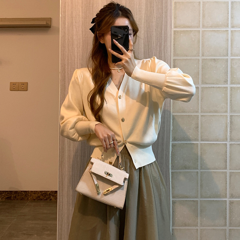 Black V-neck Knitted Cardigan Women's Spring and Autumn Tight Waist Outer Sweater Short Slim-fit Coat Western Style Puff Sleeve Top Black V-neck Knitted Cardigan Women's Spring and Autumn Tight Waist Outer Sweater Short Slim-fit Coat Western Style Puff Sleeve Top