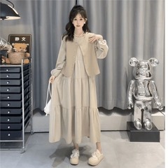 气质温柔奶茶色连衣裙马甲套装女春秋新款显瘦减龄时尚裙子两件套