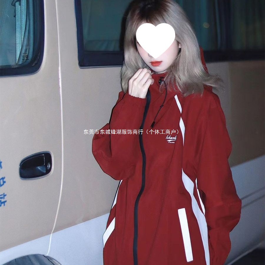 美式复古户外机能风酒红冲锋衣女秋季新款短外套感防水登山服