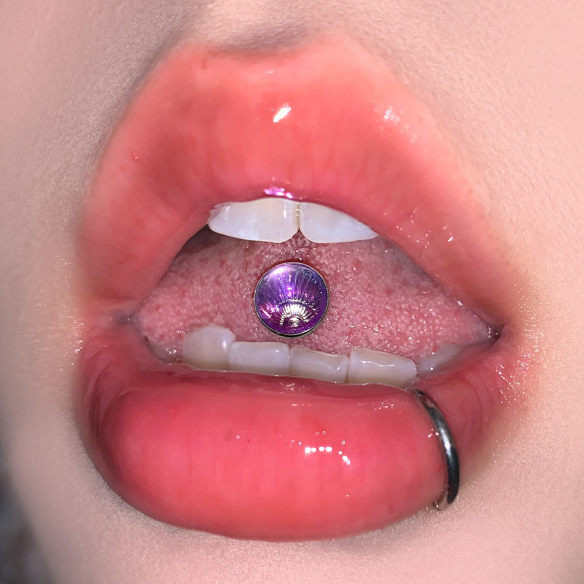 16G labret stud size and finish detail