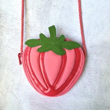 新款可爱立体造型甜美草莓斜挎改良版成人大号单肩包