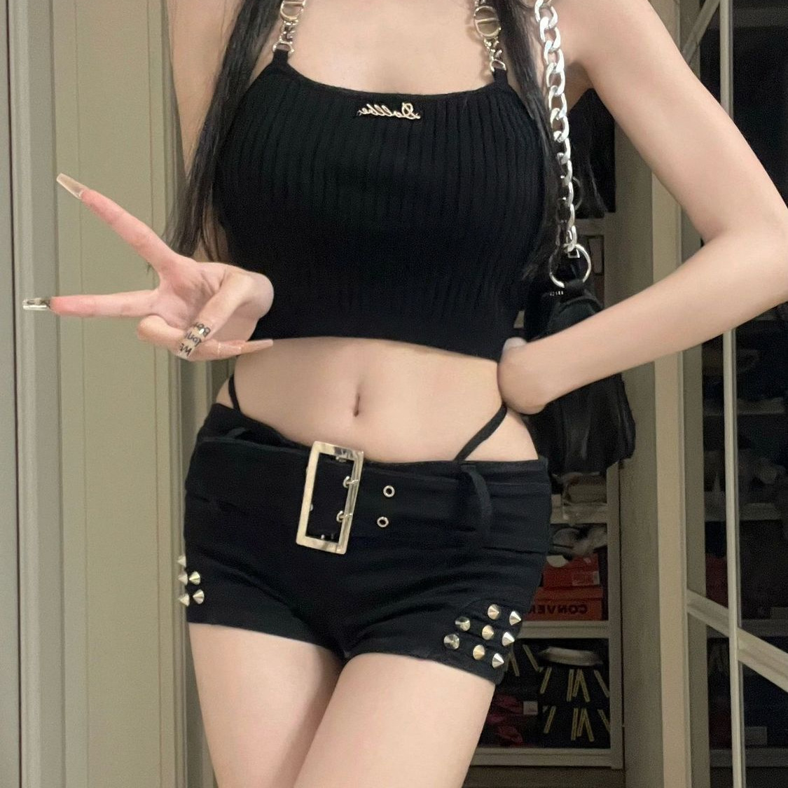 辣妹美式铆钉短裤低腰牛仔短裤女夏季设计感修身黑色显瘦短裤热裤