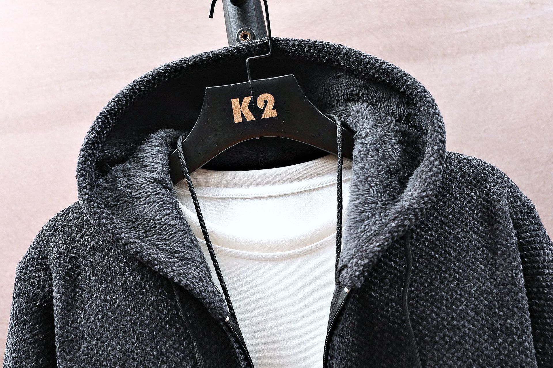 "Langer Chenille-Kapuzenpullover für Herren – Fleecegefütterter Slim Fit-Strickpullover mit geripptem Saum"_voghion.com