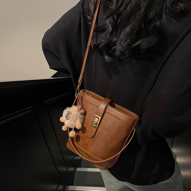 Bolso de cubo de color a juego para mujer 2025 nuevo bolso portátil para axila bolso de mensajero de un solo hombro de moda de alta gama