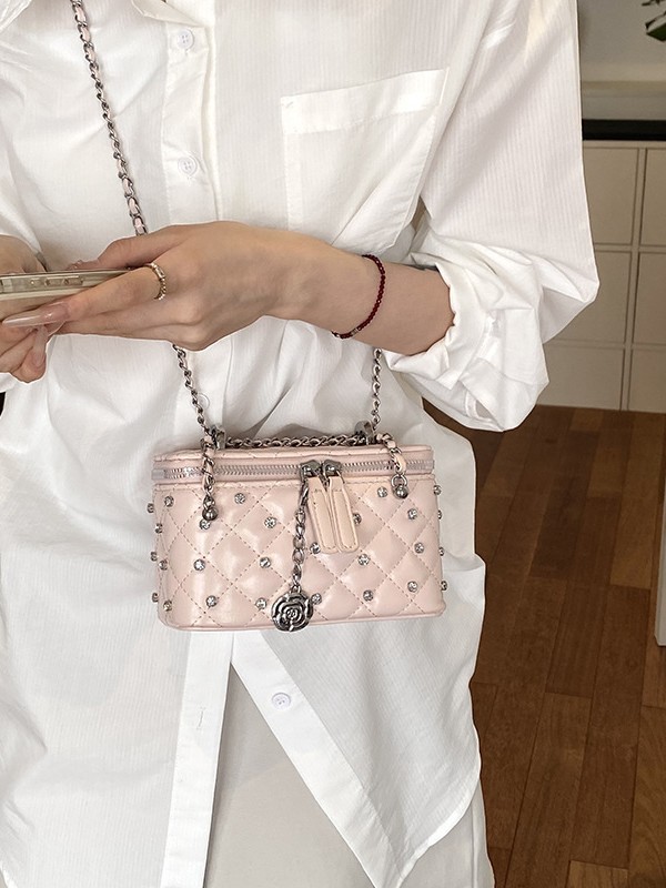 Bolso de moda con diamantes para mujeres 2026 nuevo bolso de cadena de diamantes de estilo extranjero, bolso de lujo ligero de alto nivel de hombro.