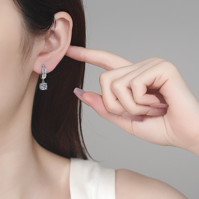 Orecchini a cerchio in argento sterling con moissanite d_voghion.com
