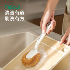 鍋の神器を塗って鍋を洗ってブラシをかけます。家庭用の台所は清潔で汚れを落とします。