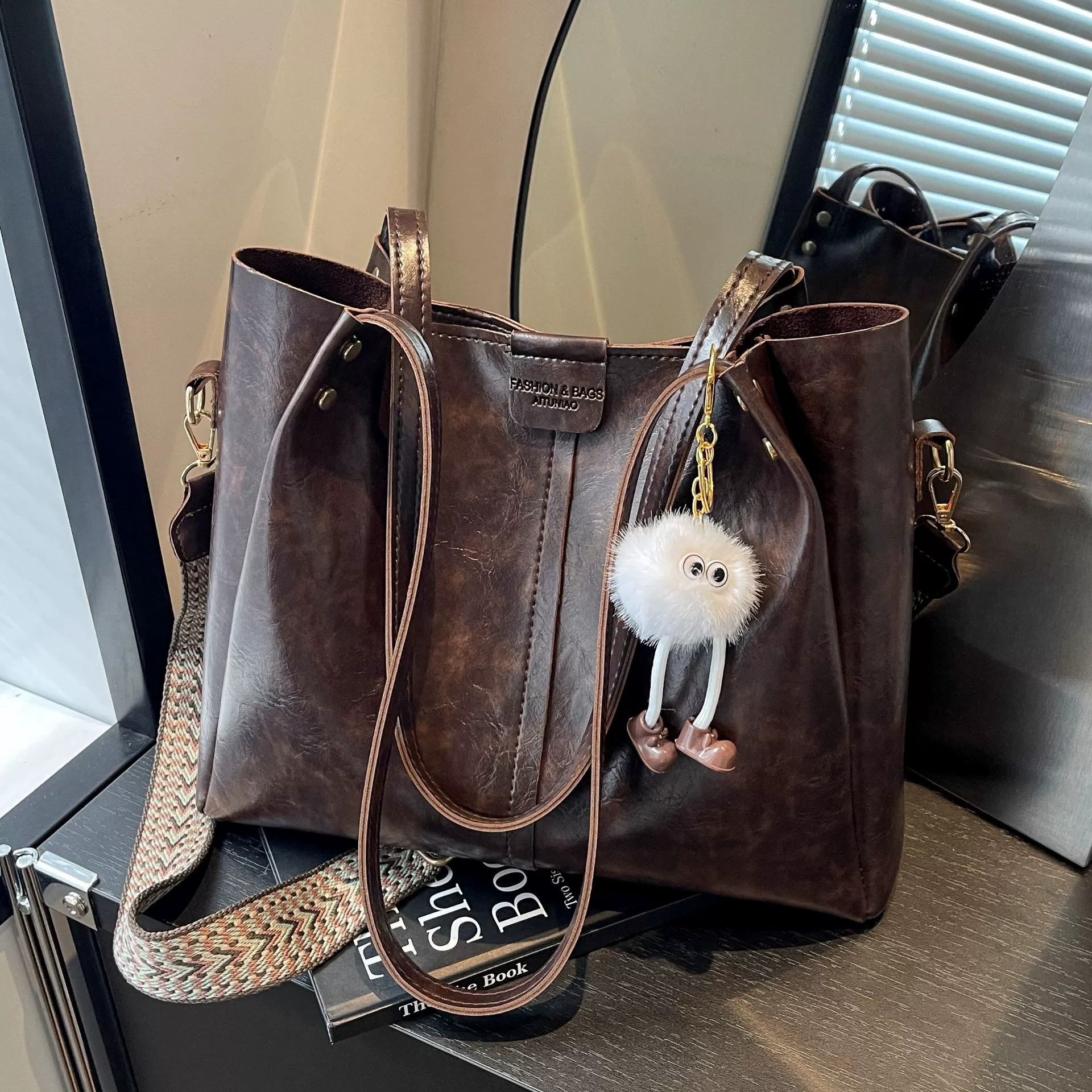 Retro shoulder bag, universal straps, capacious bag strap, high-end