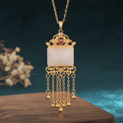 Internet celebrity livestream offers Chinese-style cheongsam and Hanfu accessories—vintage tassel necklaces featuring traditional gold craftsmanship and faux Hetian jade.