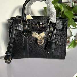 MK2022新款潮时尚大气女士妈妈款简约大容量单肩斜挎手提锁头包