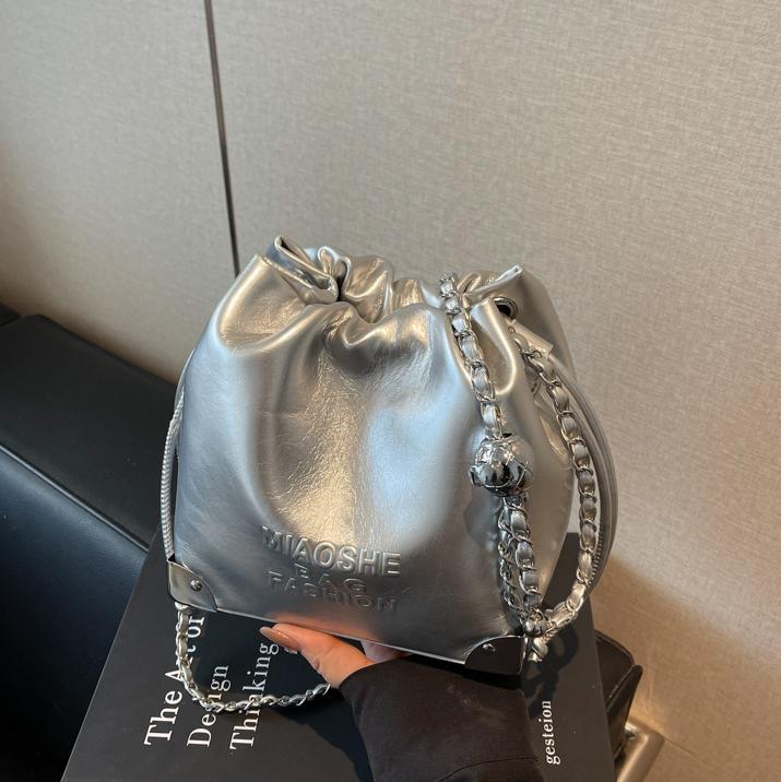 Bolso de cadena de verano popular para mujeres 2025 nuevo estilo versátil bolso de hombro de moda coreana nicho bolso de cubo