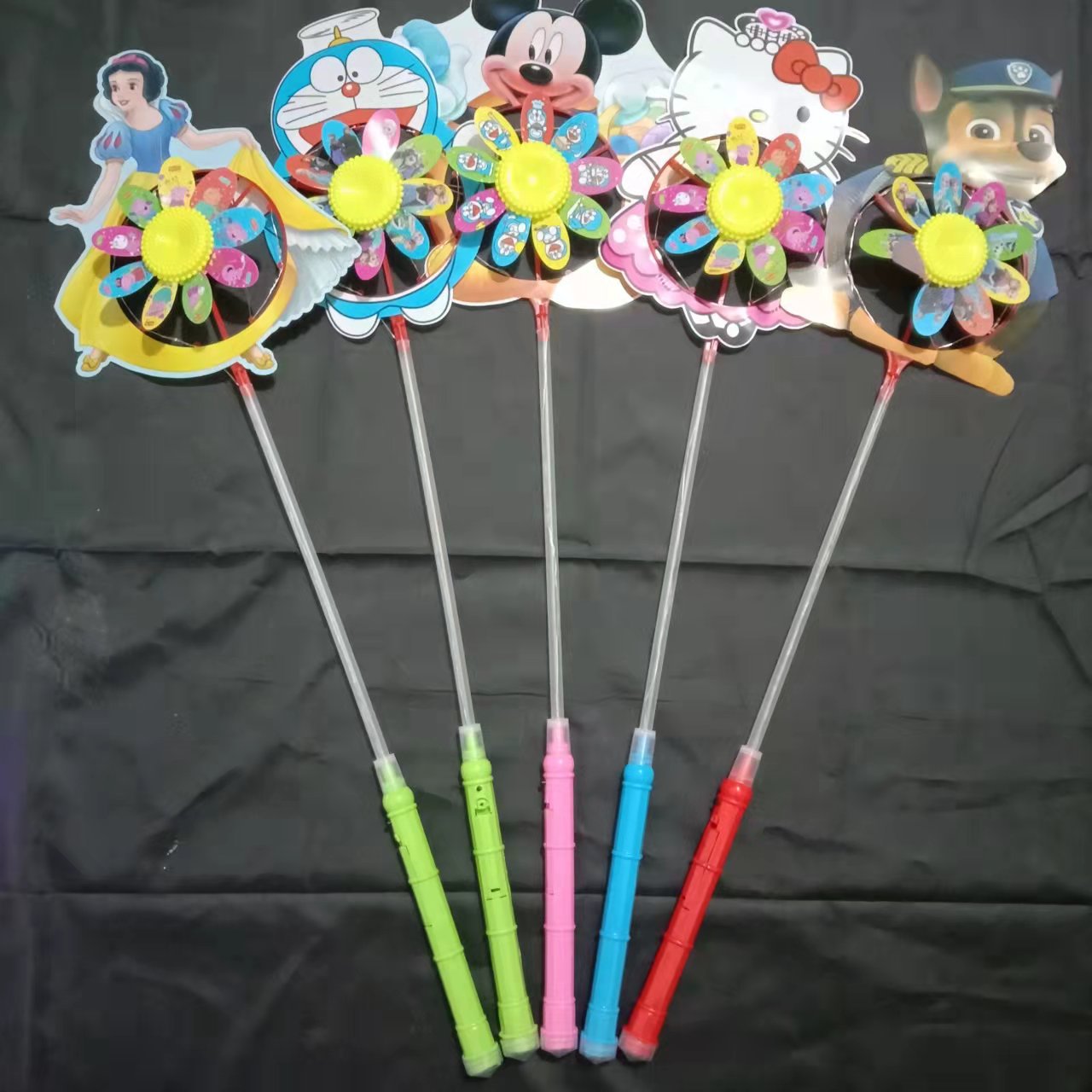 빛나는 만화 풍차가 배터리를 보내지 않습니다.