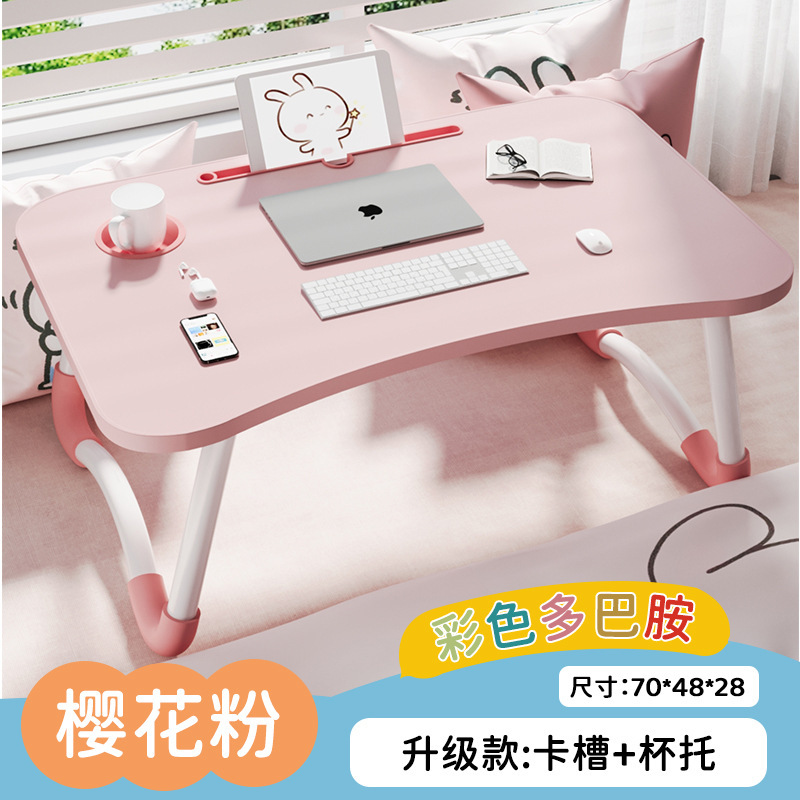ベッドの上の小さなテーブルは折り畳み式の机があります。|undefined