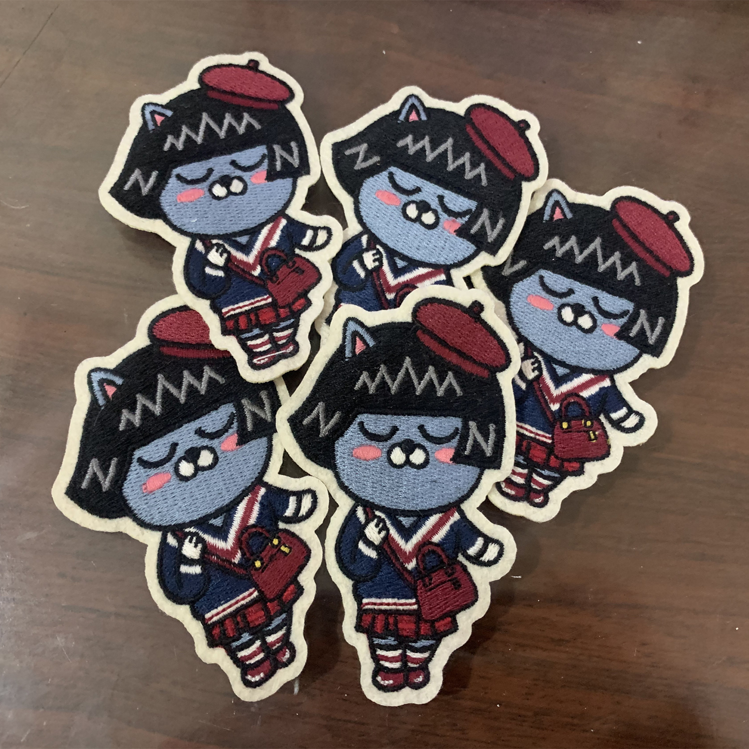 厂家生产毛毡布绣花标布标贴标黑色白色红色毛毡布绣花标镭射