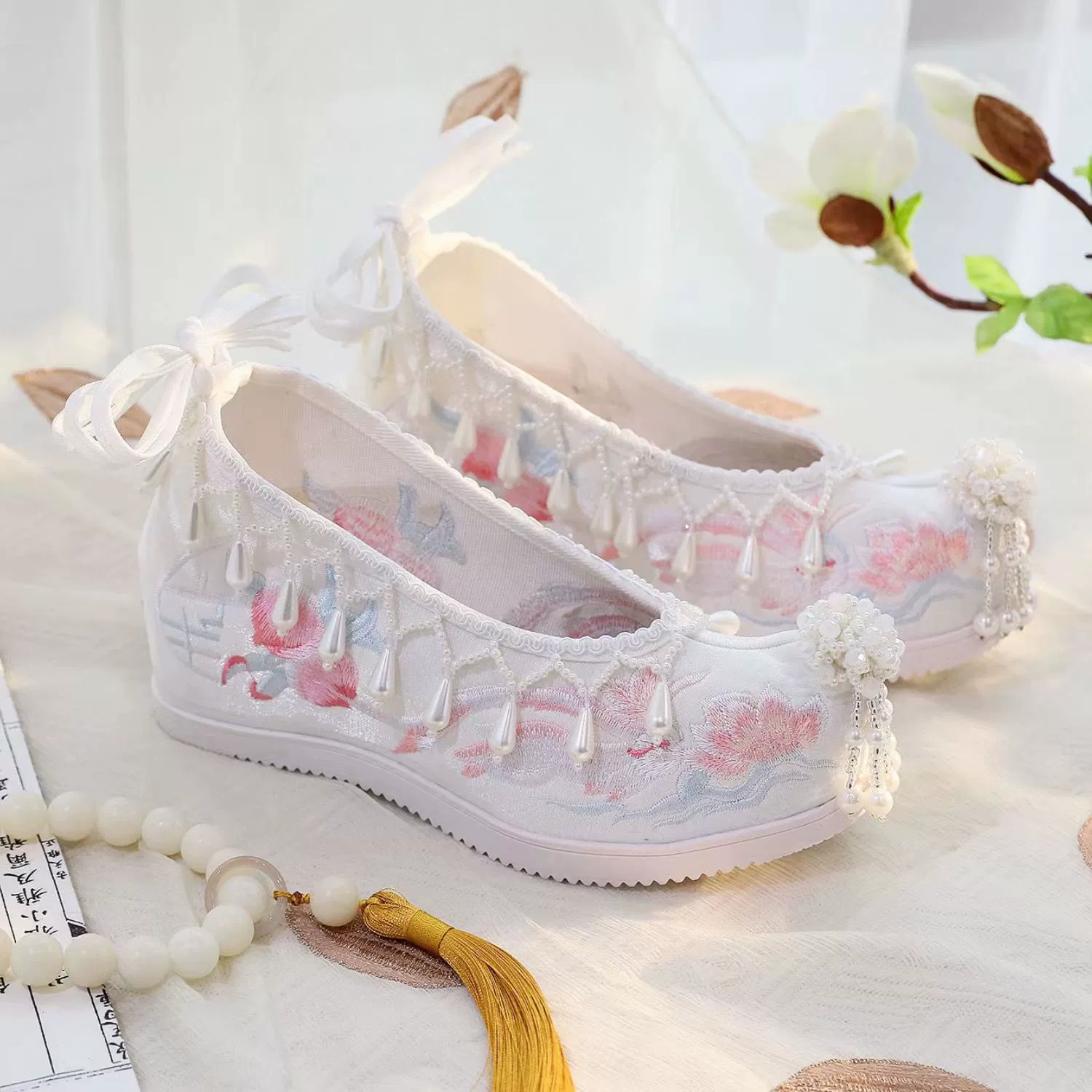 В наличии Обувь Hanfu Женская одинарная антикварная Тканевая обувь Обувь с жемчугом и аркой, увеличивающая внутреннюю высоту, старинная одежда, Тканевая обувь с фото вышивкой