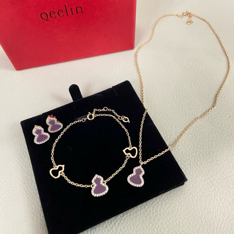 High-end V gold gourd bracelet for women, inlaid with white shell and black violet, in a palace style, the same style as popular on social media
