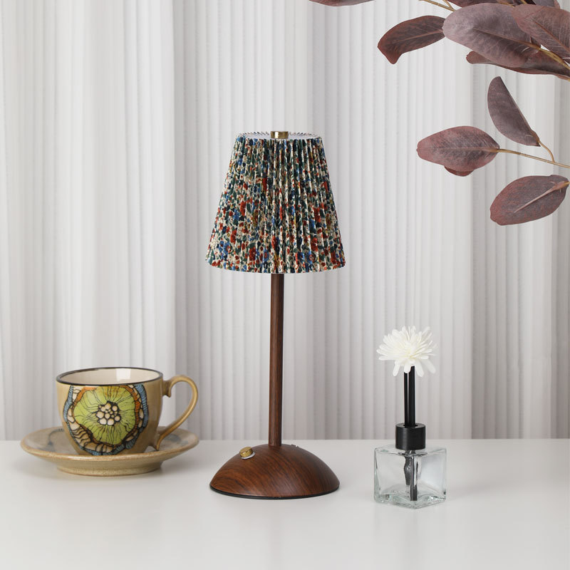 Charging Retro Floral Table Lamp with a Sense of Elegance, Iron and Fabric, French Country Style, Main Bedroom Bedside Lamp, Atmospheric Lamp