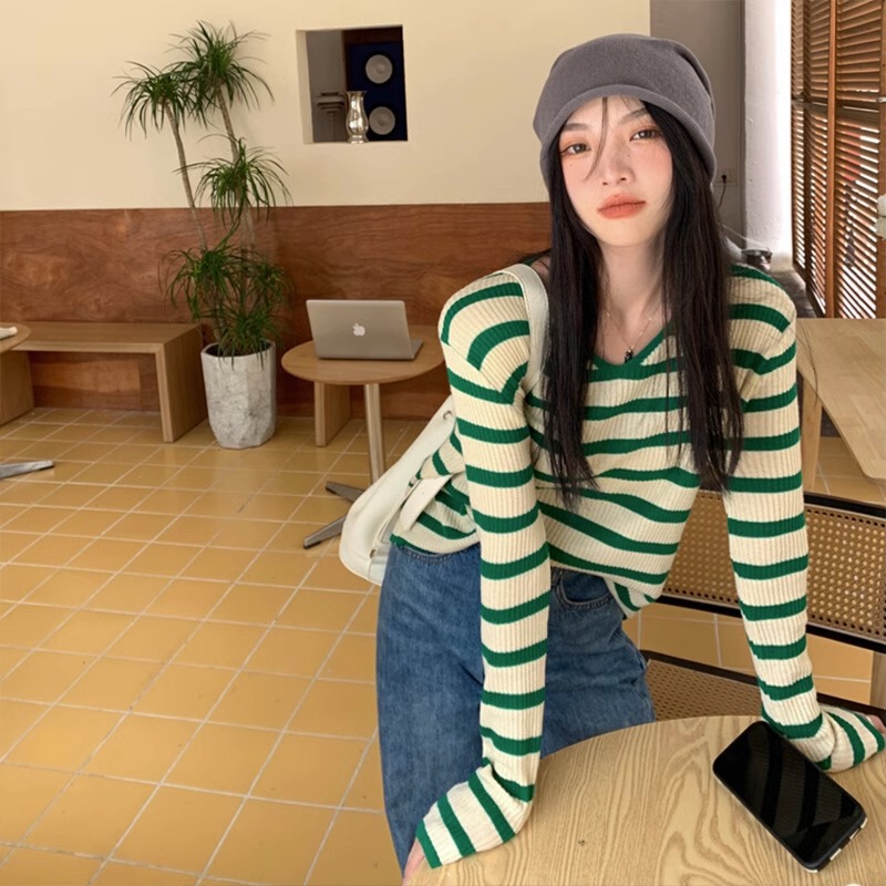 シックなvネックのフランス風の気質の長袖tシャツの女性のピットのねじの春と秋の冬は色のストライプの底のシャツの上着にぶつかります。|undefined