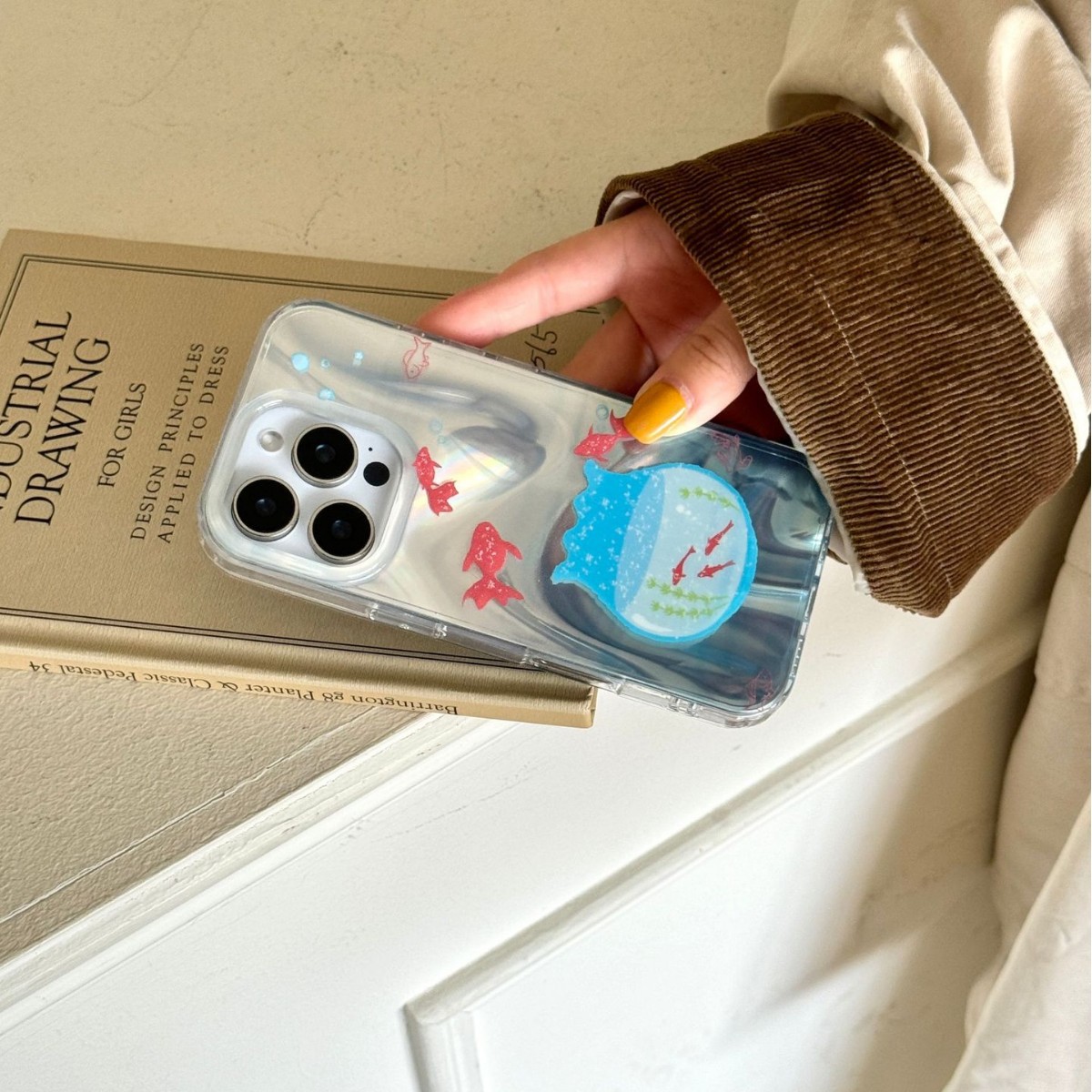 Verano simple azul pez dorado para iPhone16ProMax funda para teléfono móvil 15Pro colgante 14/13 nuevo 15PM