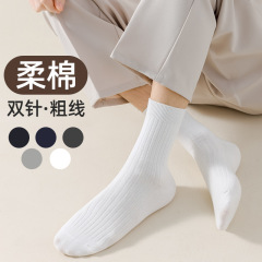秋冬の靴下の男性の中筒の双針のビジネスの男性の綿の靴下のカジュアルな白黒の純色の百合の厚い保温の靴下の卸売り