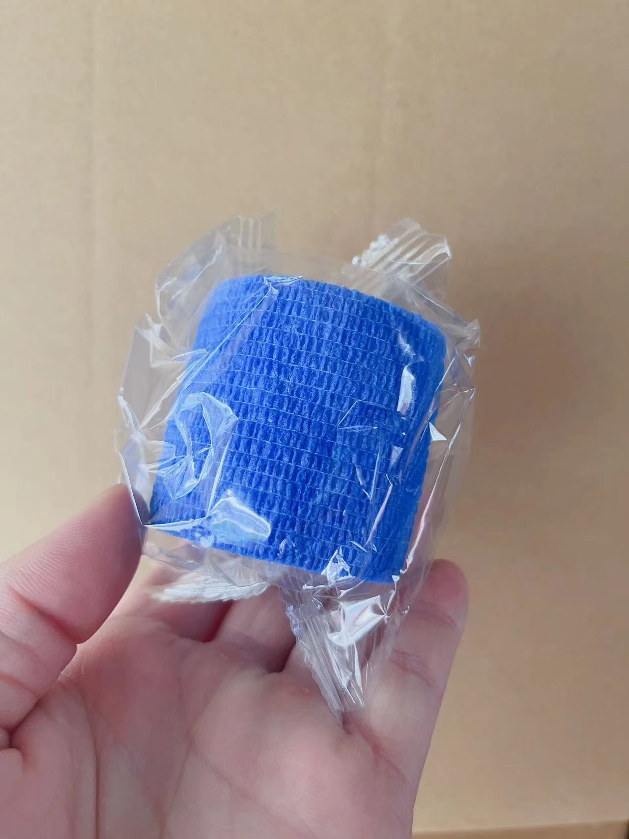 Fabricante universal no tejido elástico autoadhesivo vendaje escritura dedo tobillo vendaje deportes tatuaje mascota vendaje