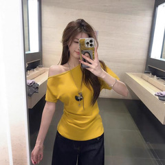 韓国デザインのオフショルダー半袖Tシャツ女性用2025夏新作ウエストスリムオフショルダーピュアデュエ学生トップ