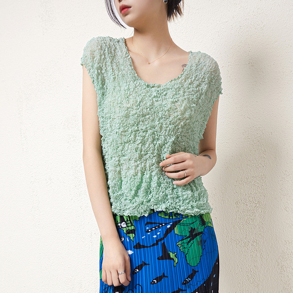 Summer design thin shiffon T-shirt with a round collar