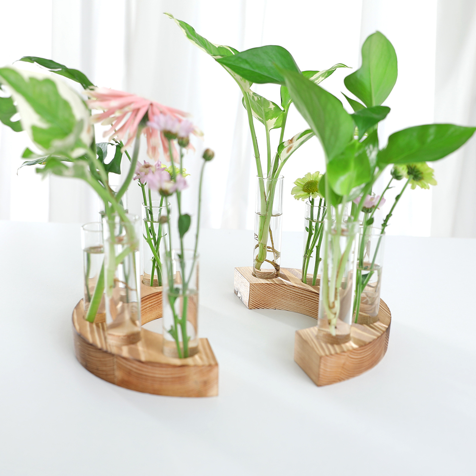 Una fila de jarrones de tubo de ensayo de madera maciza, jarrones de flores domésticas, jarrones hidropónicos, arreglos florales, adornos decorativos, jarrones de vidrio rojo de red