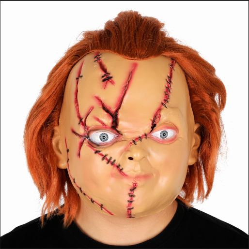 ハロウィーンのキャラクターは道具のマスクを演じます。