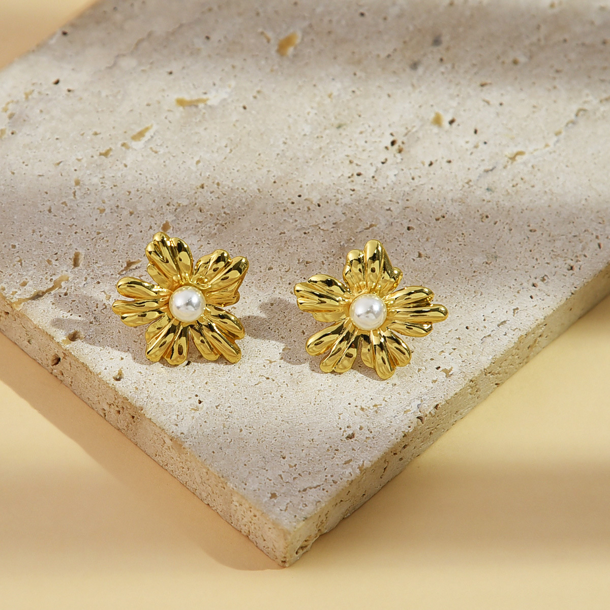 Al por mayor transfronterizo nuevos auriculares de flores de perlas retro europeas y americanas exageradas accesorios de pendientes de acero inoxidable para mujeres