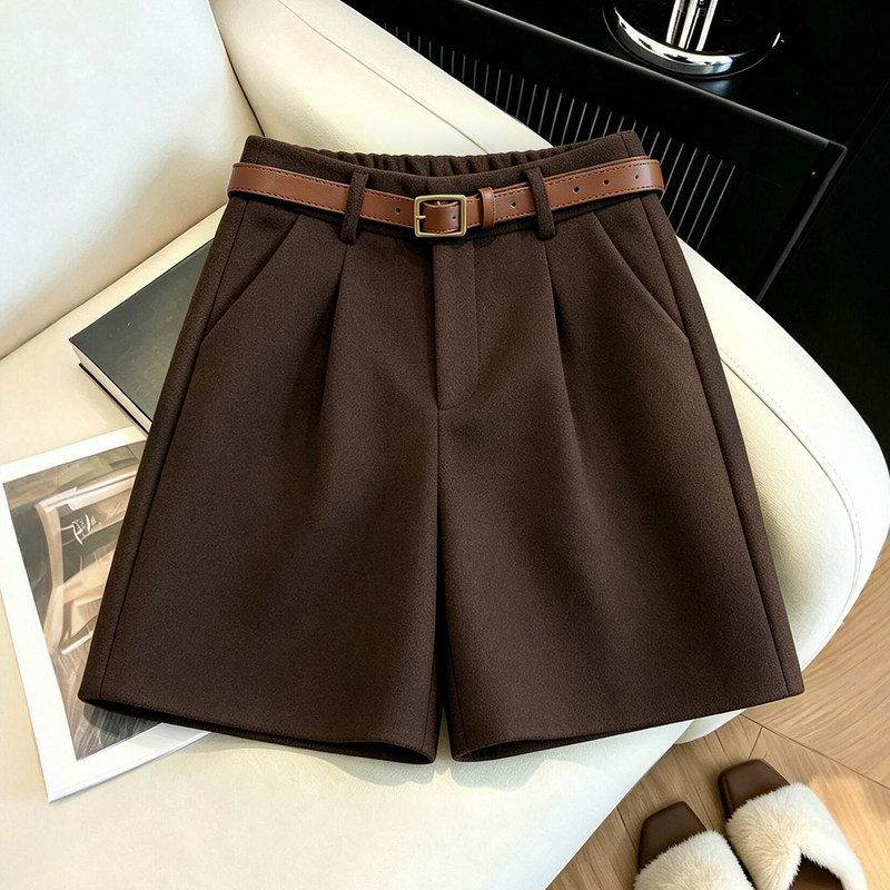 Super stylish brown woolen shorts for women, autumn/winter 2026 new collection, casual and relaxed style, loose-fitting five-point shorts to wear with boots