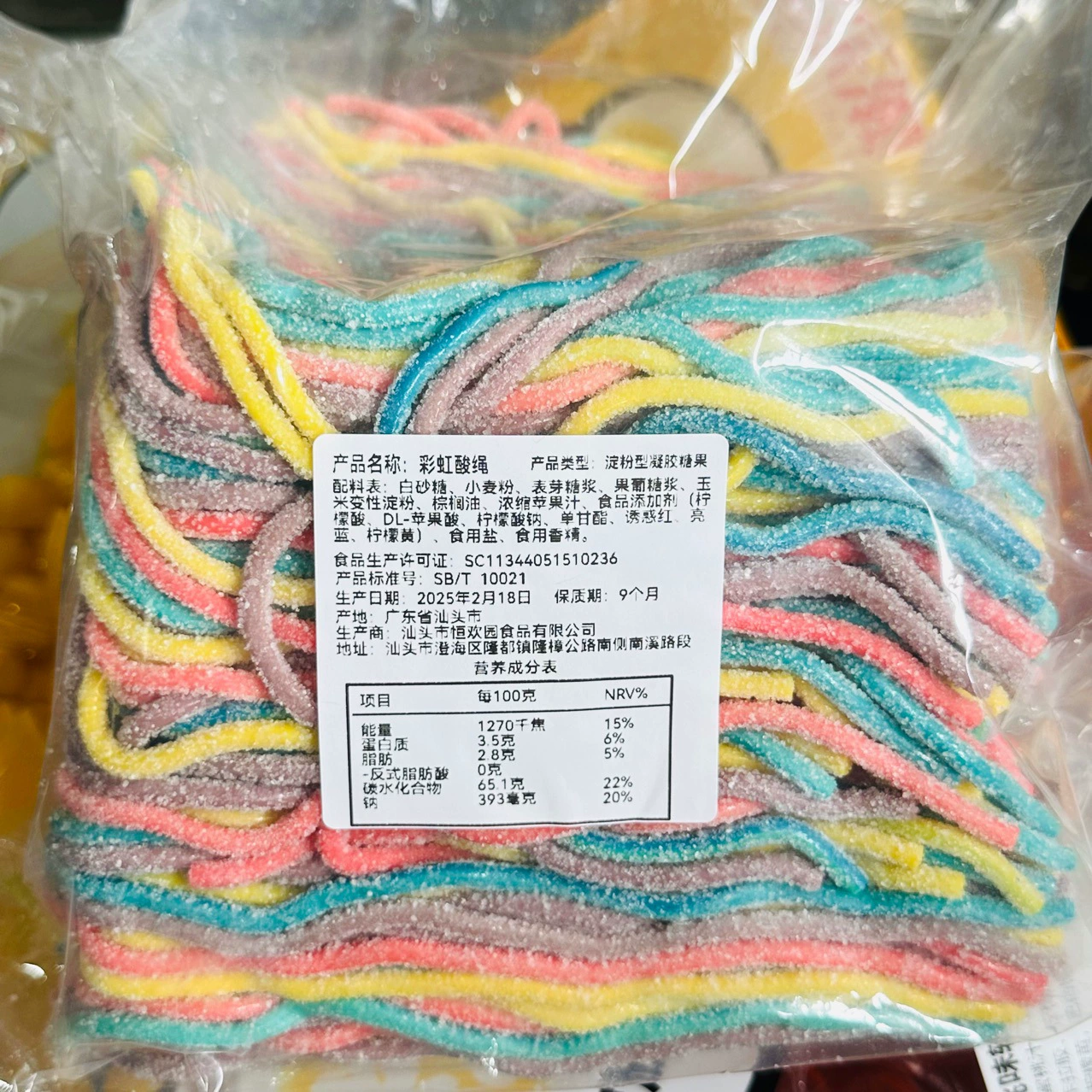 Оптовая продажа фруктовых ломтиков четыре цвета радуги плоская лента колы клубника черника кислый песок полоски сэндвич солодки 5 кг сетка красная конфета