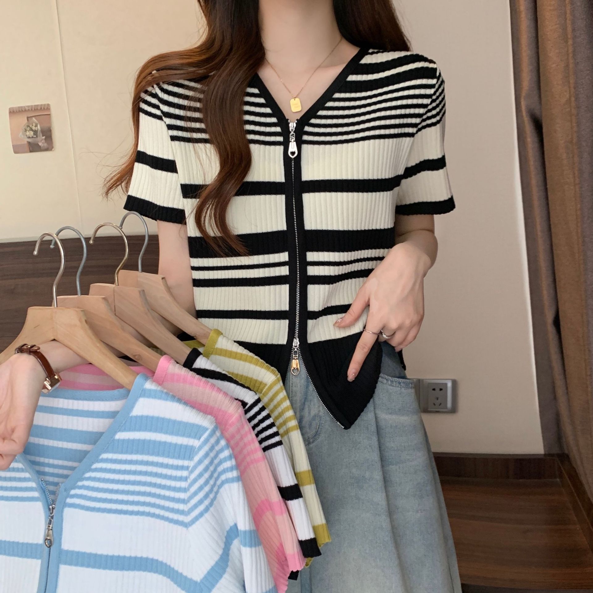 T-shirt a maniche corte con scollo a V a righe chic per donna in estate, alla moda e snellente, elegante maglia in seta ghiacciata con cerniera_voghion.com