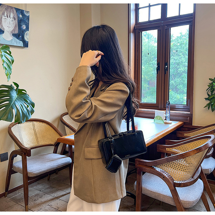 The 2024 new women's single-shoulder underarm bag is a simple and elegant commuting bag with a Korean-style niche design sense. It's a small square bag undefined