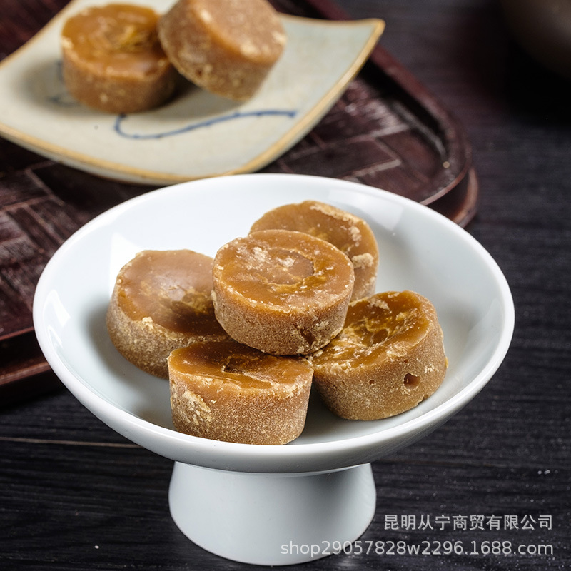 Yunnan Qiaojia Small Bowl Brown Sugar Pure Sugarcane Juice Individually Wrapped Jar 368g in use