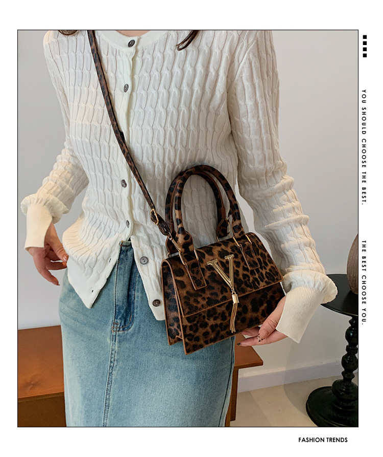 The new leopard print handbag is trendy and stylish. The crossbody bag has a simple texture and a spicy girl style. It is a unique single-shoulder small square bag details Picture