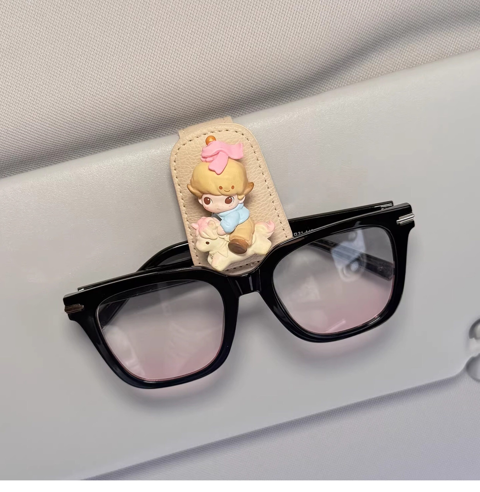 Car-Mounted Glasses Clip for Use in the Car, Sunglasses Holder, Sun Visor Magnetic Clip, Cute Decorative Accessory for Women