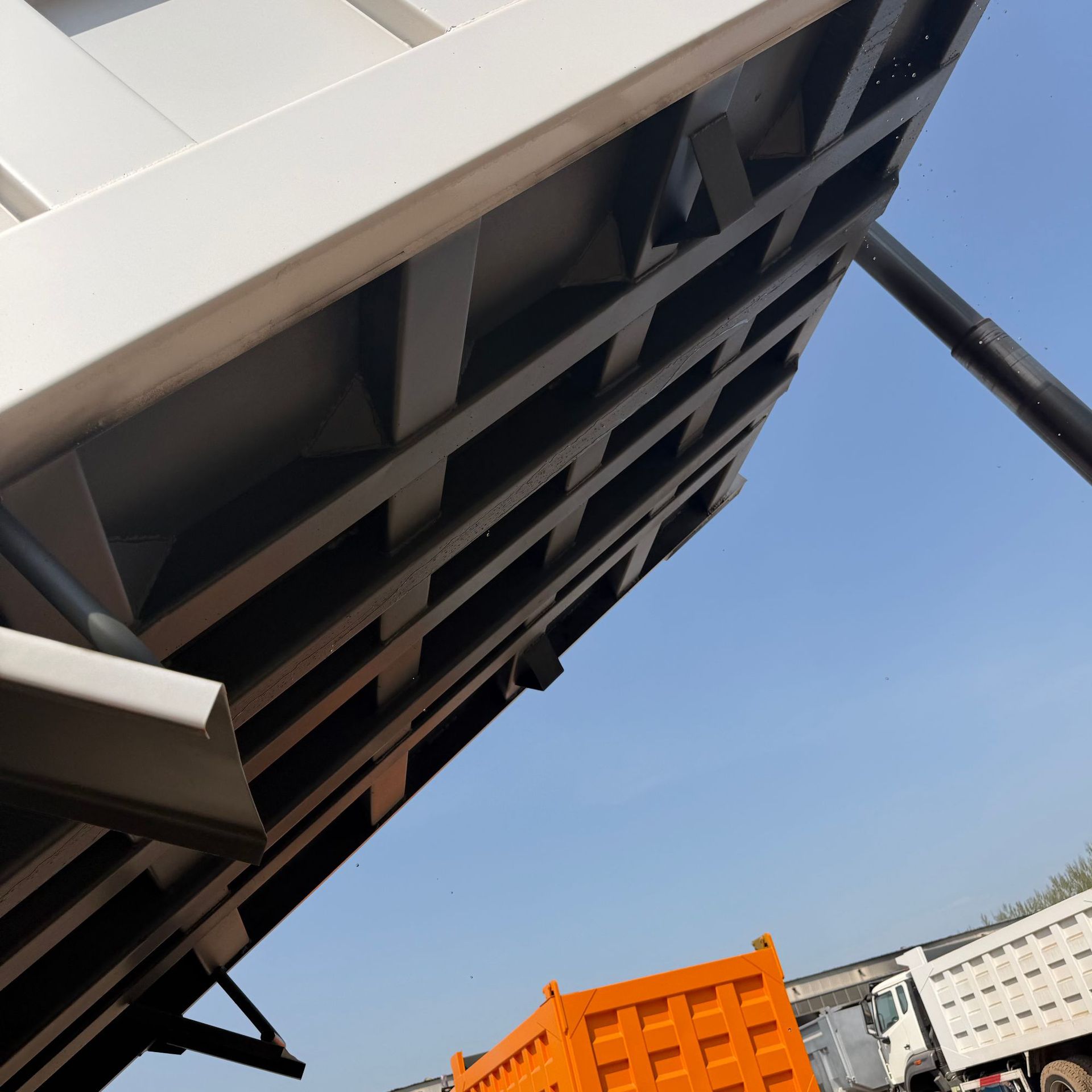 Export of China Heavy Duty Truck HOWO 4X2 small construction waste transport dump truck, customizable