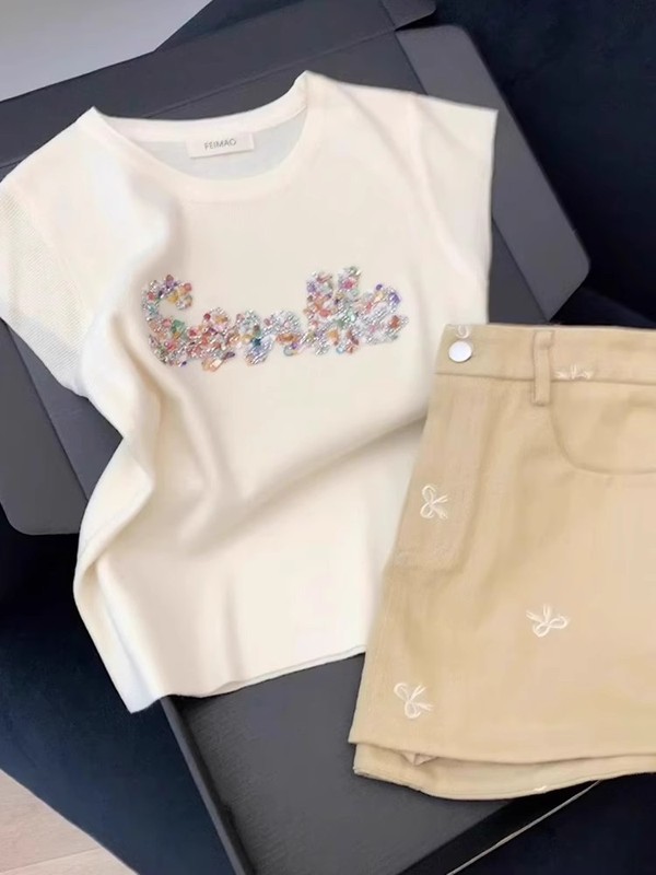 フレンチホワイトホットダイヤモンドスモールフライングスリーブニットアイスシルクショートトップ女性の夏のユニークで美しい半袖Tシャツ|undefined
