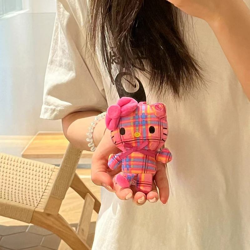 ハローキティ 50 周年記念レトロチェック柄シリーズバッグペンダントかわいいぬいぐるみペンダントペンダント|undefined